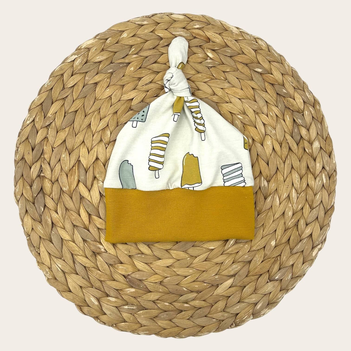 Bonnet enfant avec nœud décoratif, création artisanale
