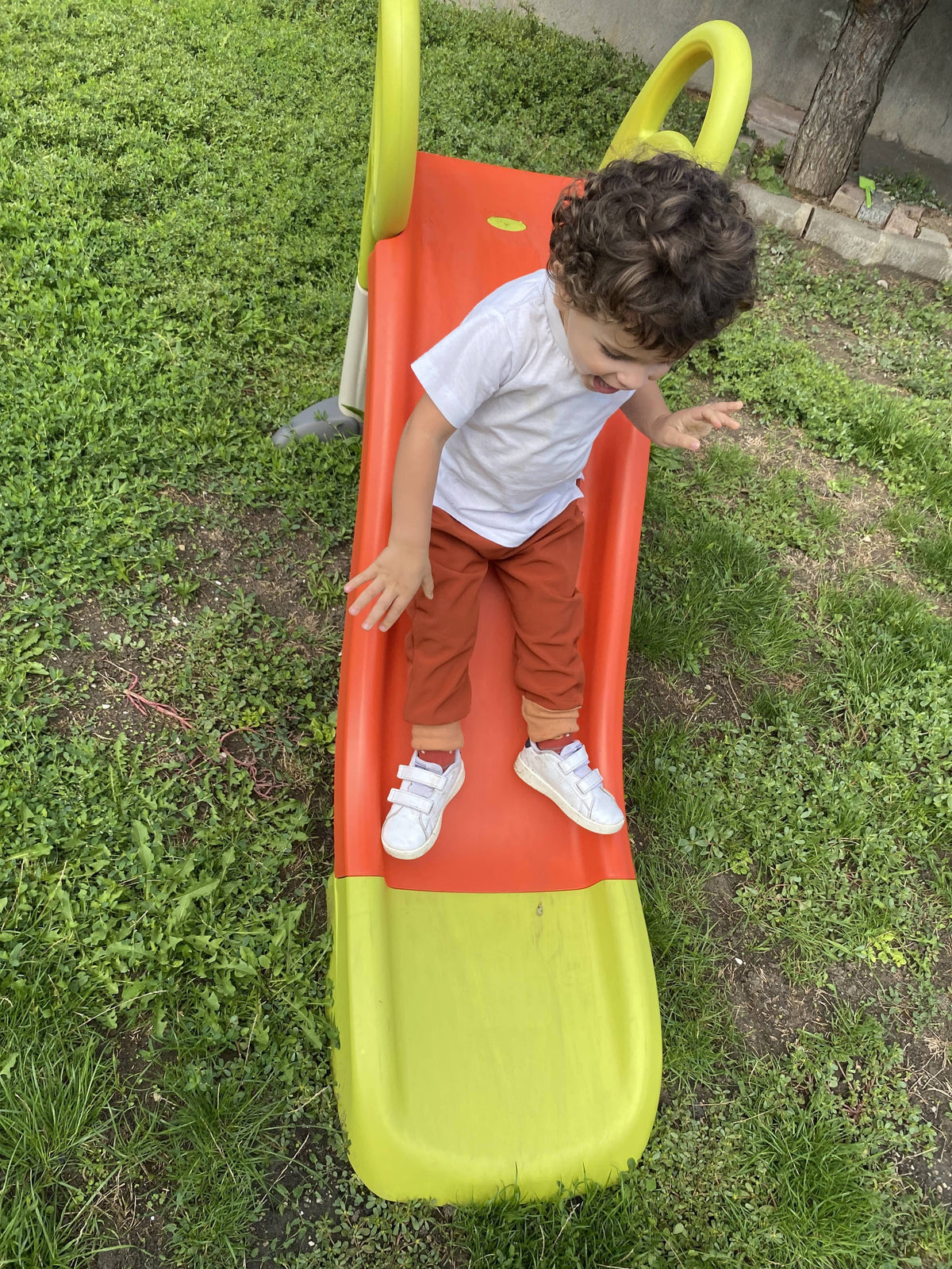 Enfant portant pantalon outdoor Les Mômes des Dômes