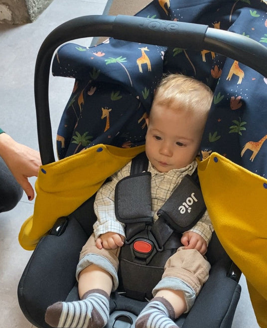 Bébé portant poncho de voyage Securange fabriqué en France