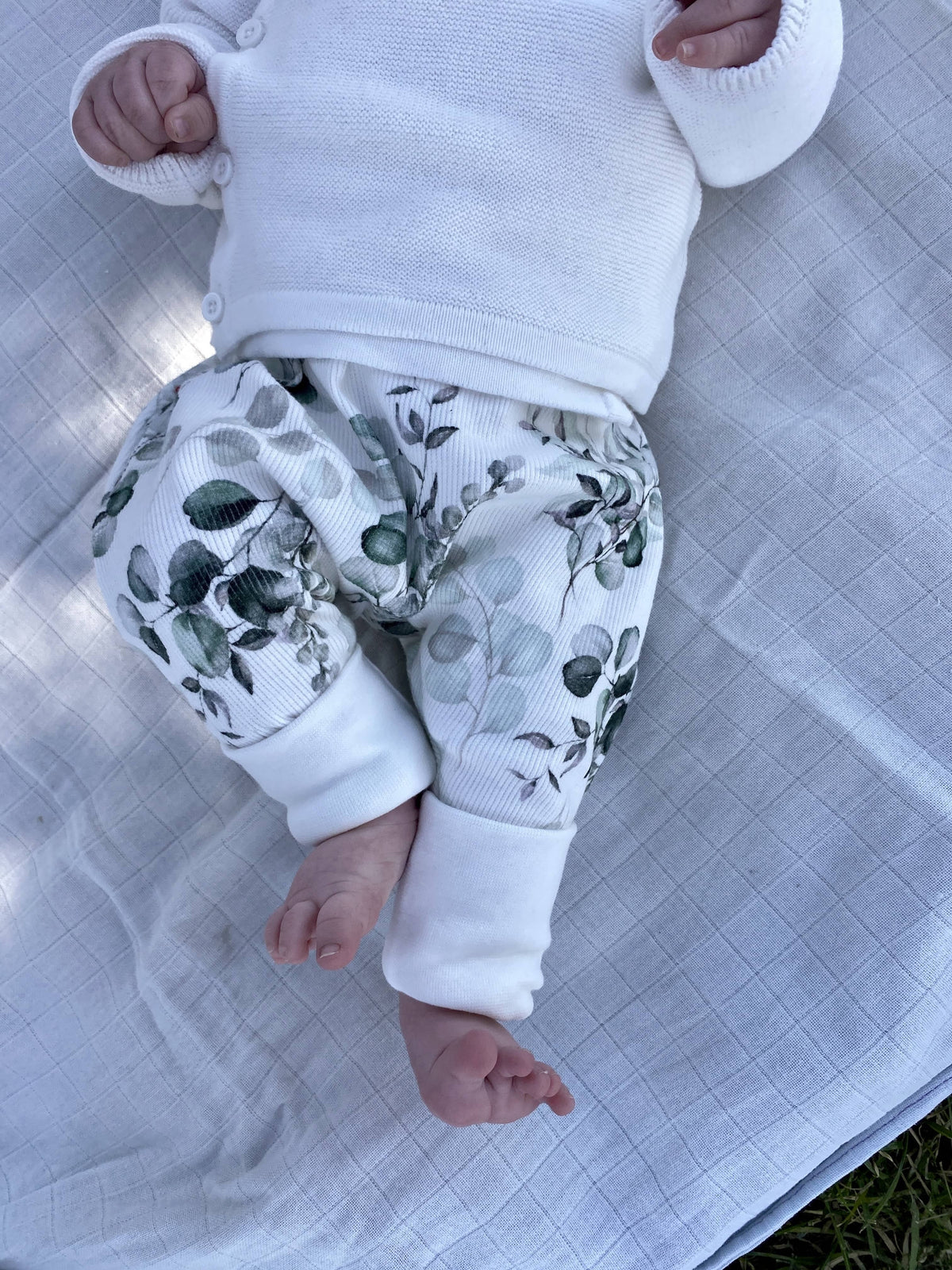 Bébé portant un sarouel évolutif confortable