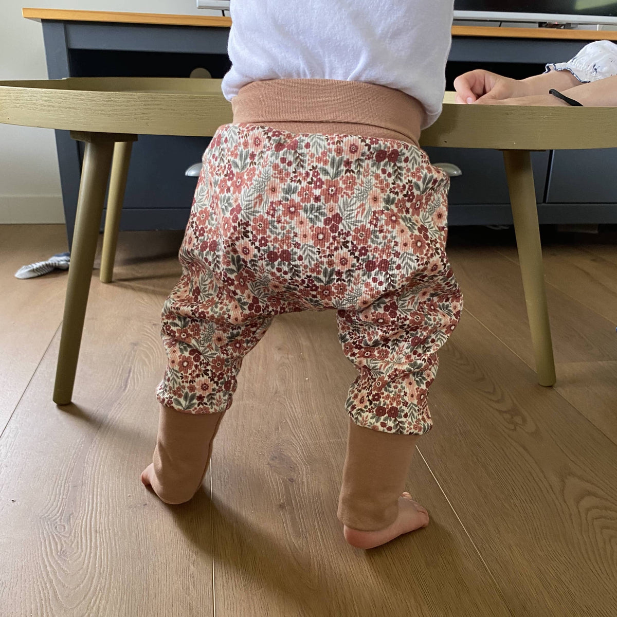 Bébé portant un sarouel évolutif confortable