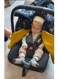 Bébé portant poncho de voyage Securange fabriqué en France