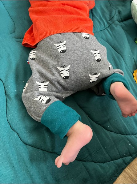 Bébé en sarouel évolutif, modèle pratique et souple