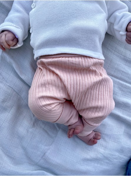 Bébé qui joue en sarouel évolutif fabriqué en France