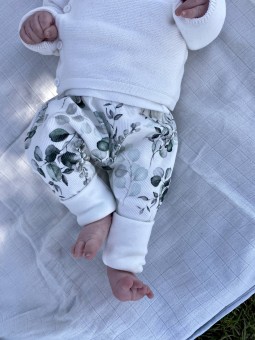 Bébé portant un sarouel évolutif confortable