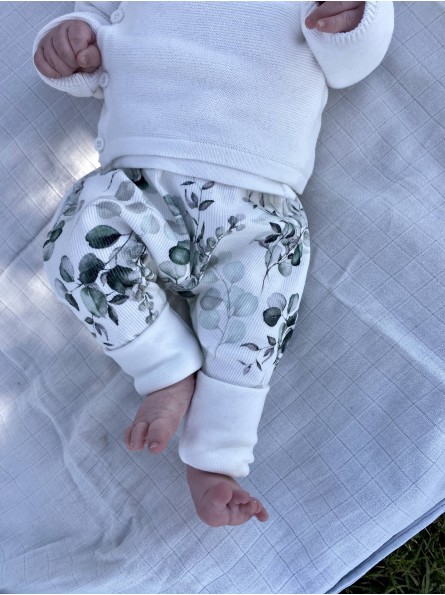 Bébé portant un sarouel évolutif confortable