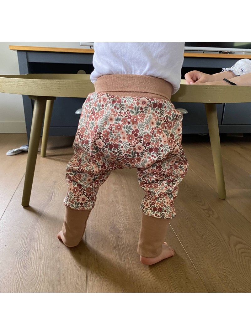 Bébé portant un sarouel évolutif confortable