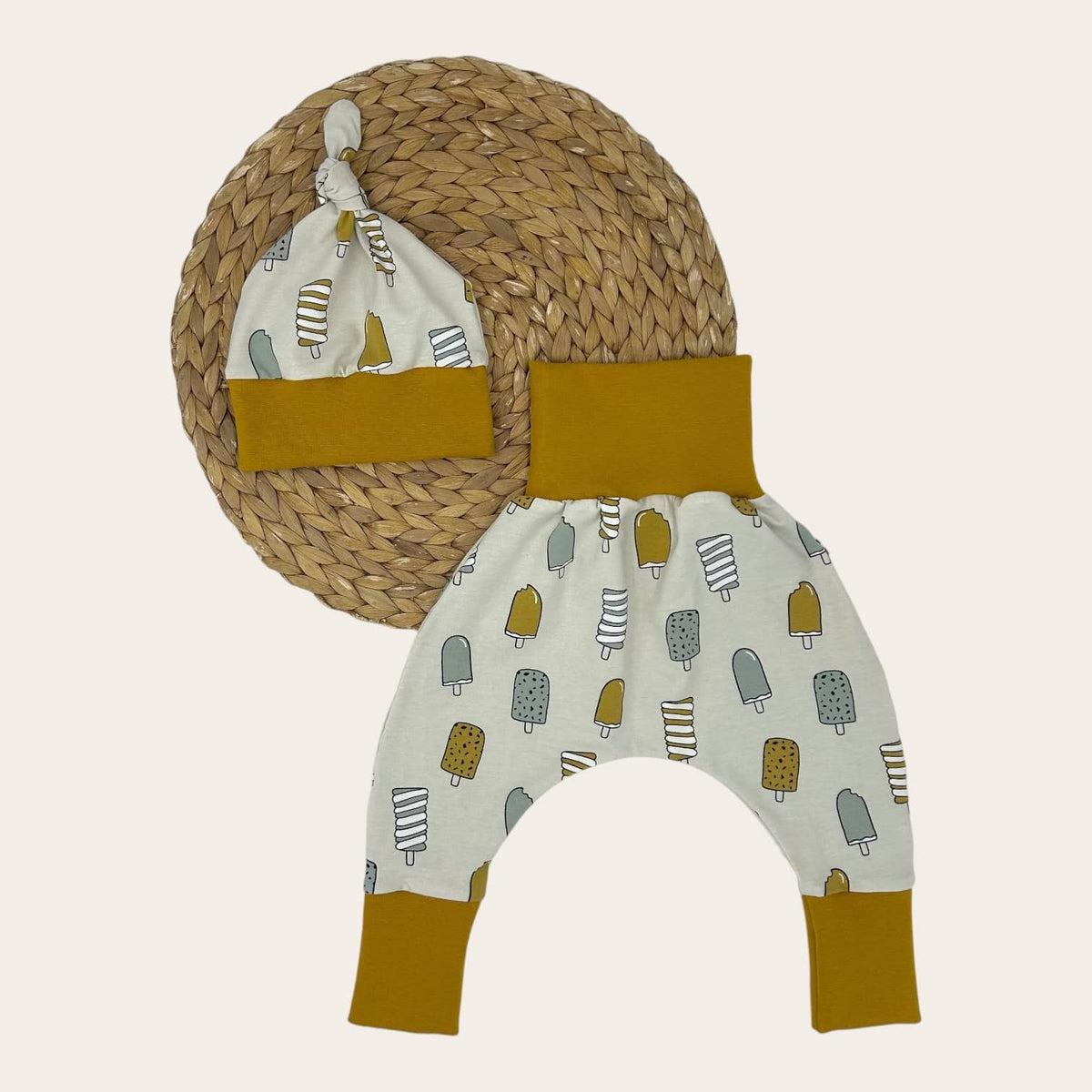 Bonnet enfant avec nœud décoratif, création artisanale