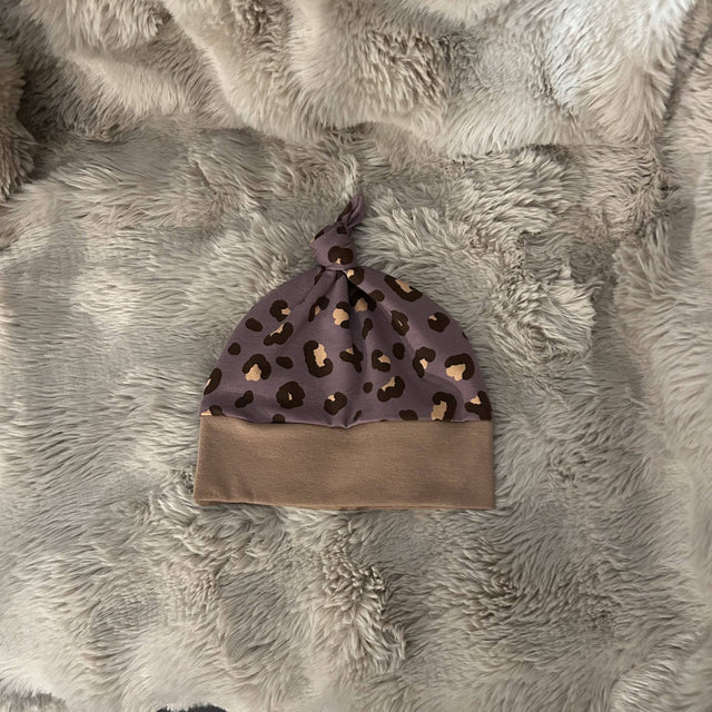 Bonnet enfant avec nœud décoratif, création artisanale