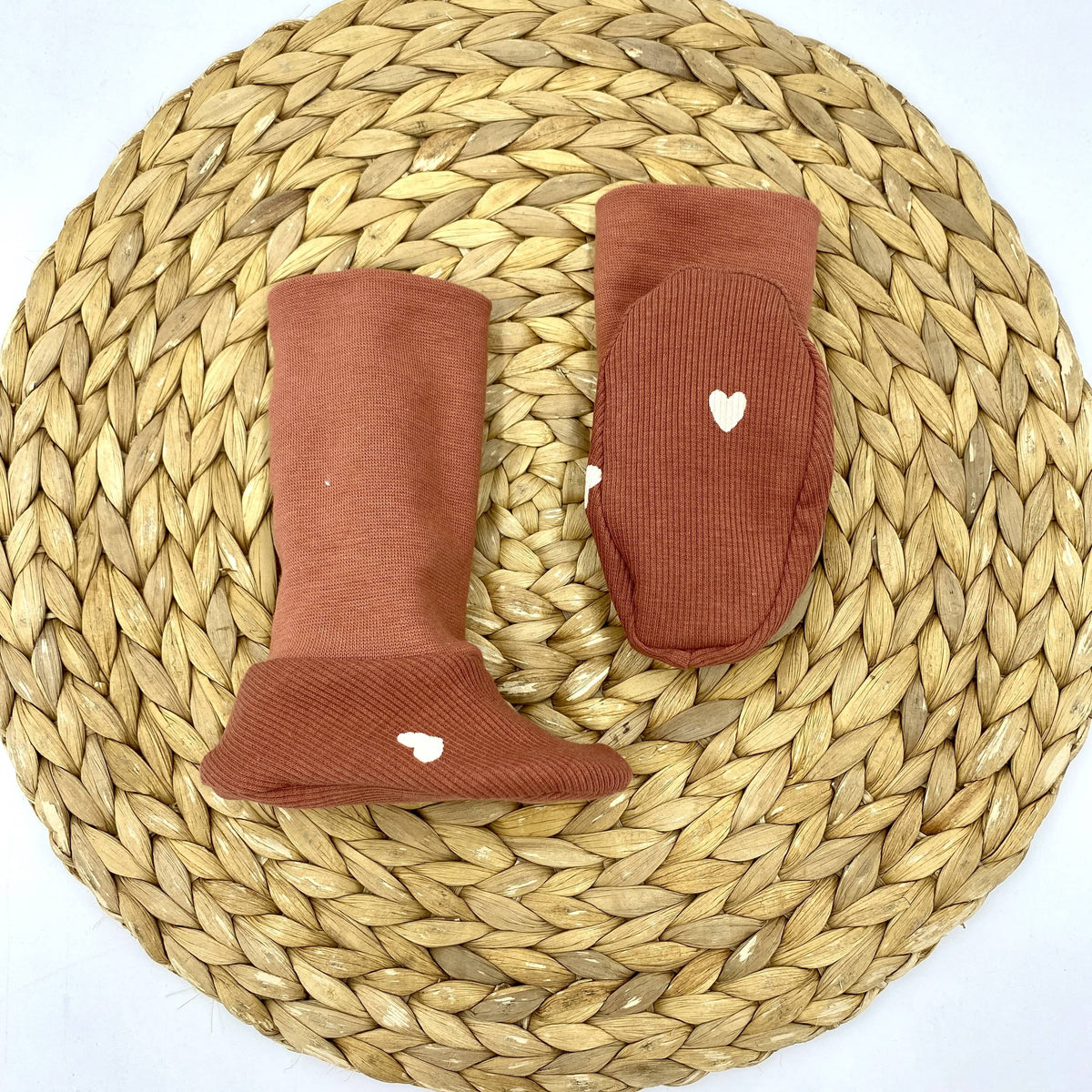 Chaussons de portage pour bébé avec motif coeurs