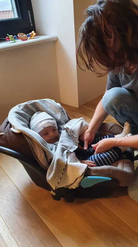 Bébé en poncho CHO, alternative au manteau
