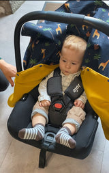 Bébé portant poncho de voyage Securange fabriqué en France