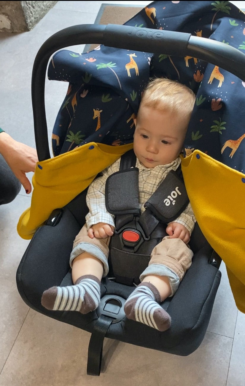 Bébé portant poncho de voyage Securange fabriqué en France