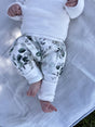 Bébé portant un sarouel évolutif confortable