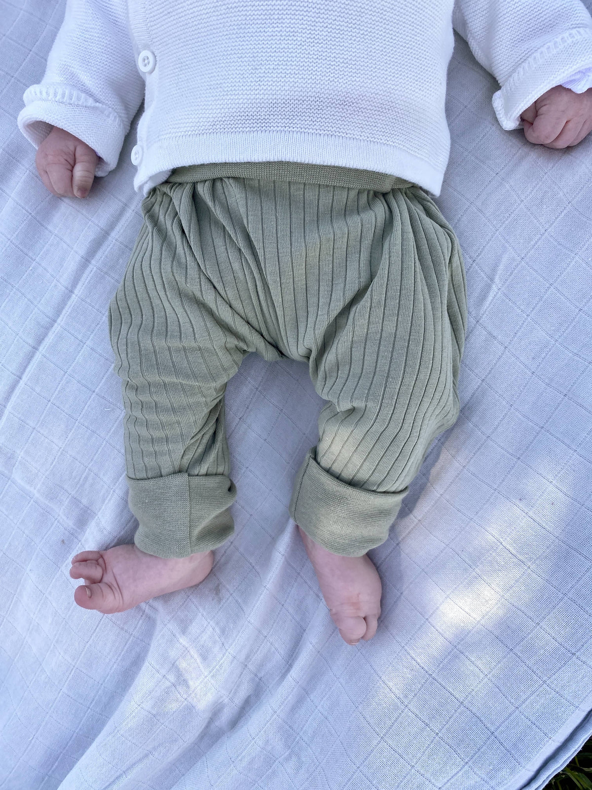 Bébé portant un sarouel évolutif coloré Les Mômes des Dômes