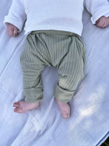 Bébé portant un sarouel évolutif coloré Les Mômes des Dômes