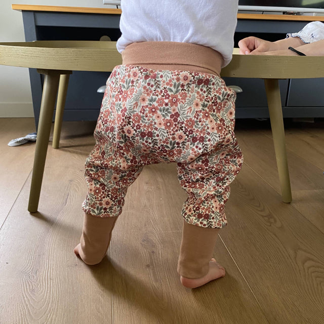 Bébé portant un sarouel évolutif confortable